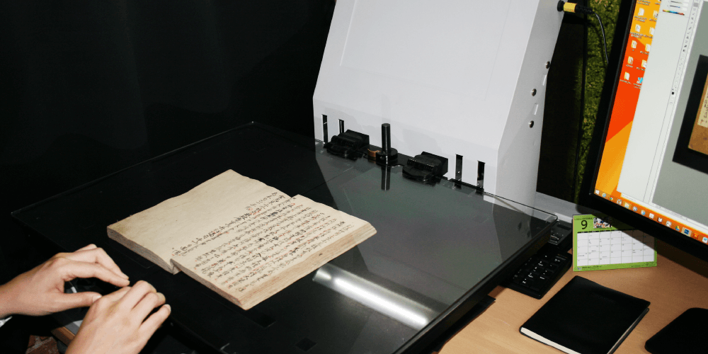 非破壊スキャナーによる古文書の電子化